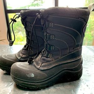 The North Face winter boot size 5 youth